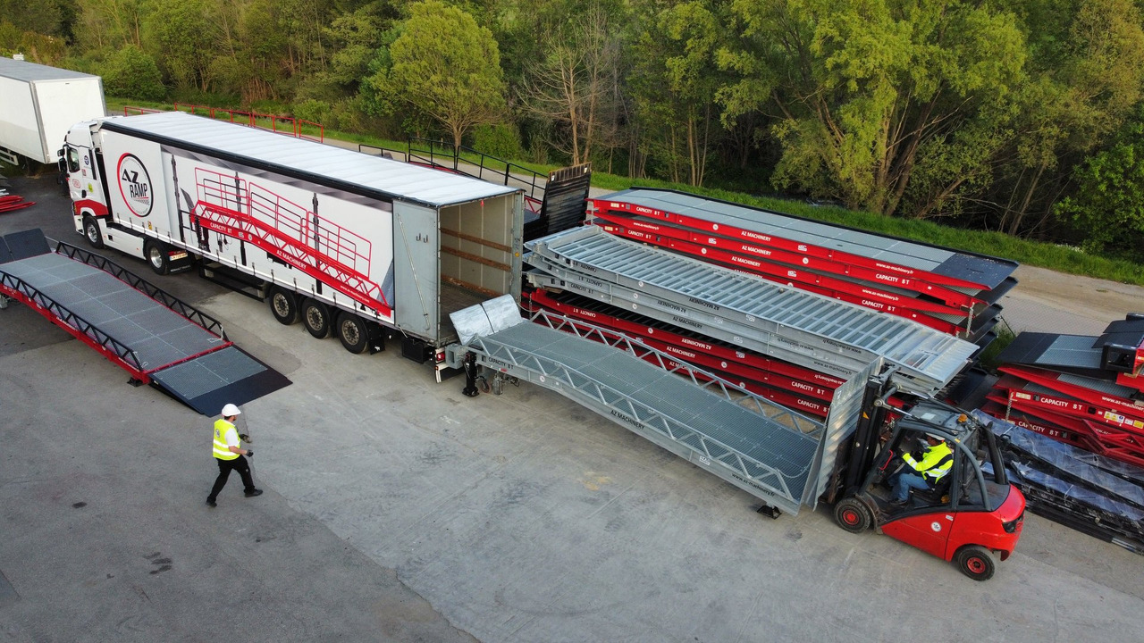 Loading Ramp with with hydraulic tilting bridge - AZ RAMP - STAR- 12T FULL GALVA - Lasterampe: bilde 2 Loading Ramp with with hydraulic tilting bridge - AZ RAMP - STAR- 12T FULL GALVA - Lasterampe: bilde 2
