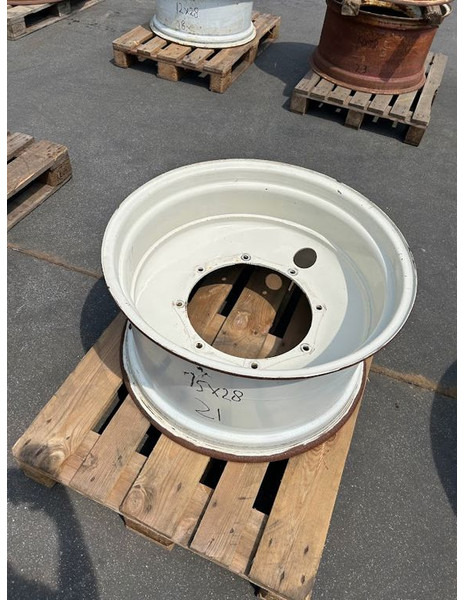 New Holland velg 15 x 28 - Felg: bilde 2 New Holland velg 15 x 28 - Felg: bilde 2