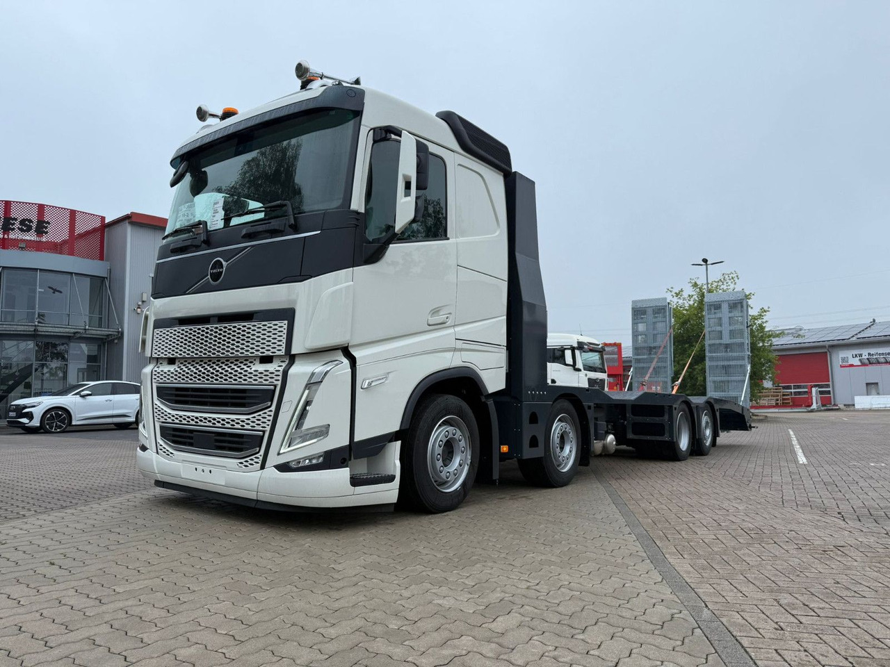Volvo Arbeitsbühnen Baumaschinentransporter mit Rampen - Transporter lastebil: bilde 1 Volvo Arbeitsbühnen Baumaschinentransporter mit Rampen - Transporter lastebil: bilde 1
