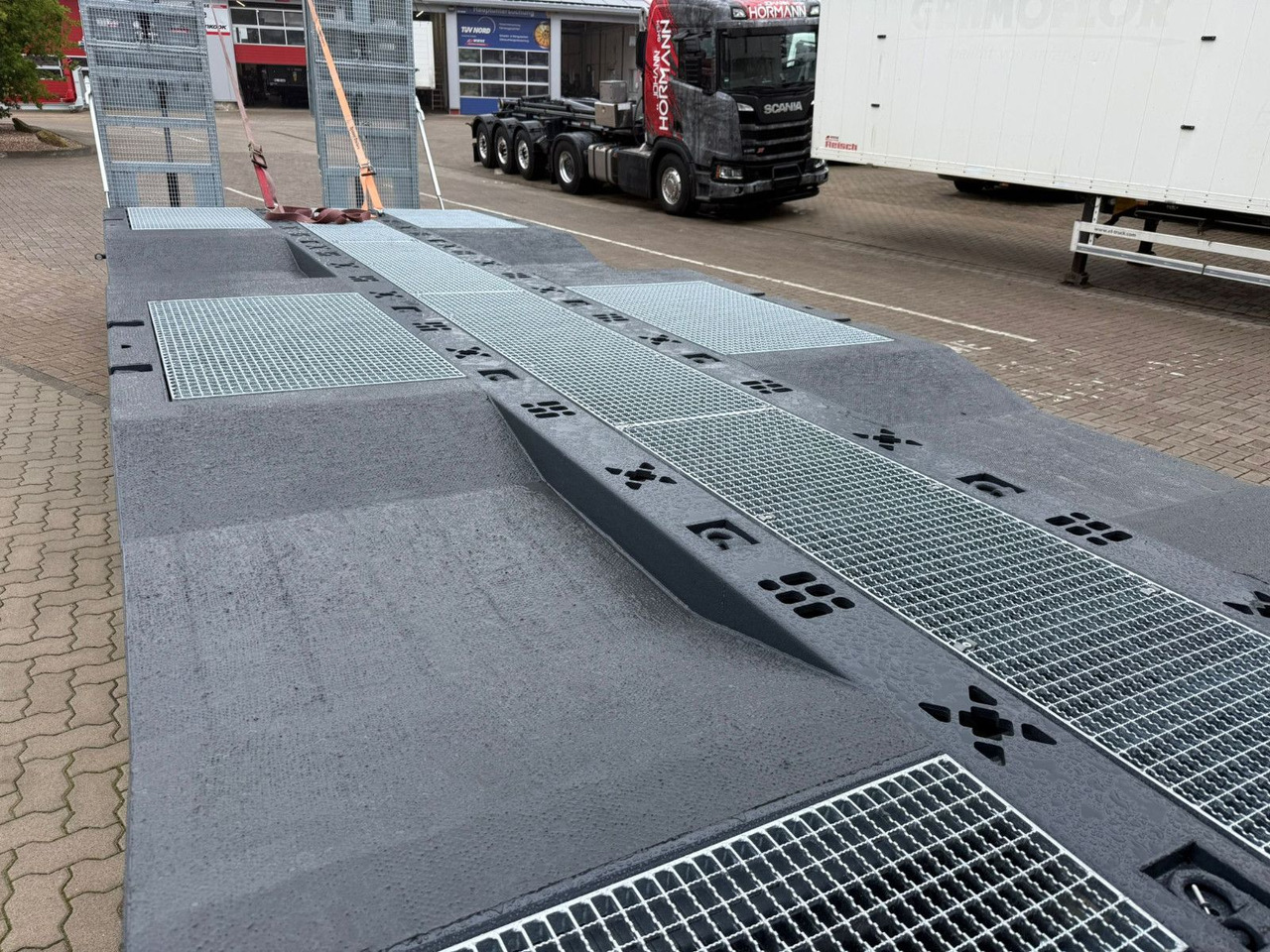 Volvo Arbeitsbühnen Baumaschinentransporter mit Rampen - Planbil: bilde 5 Volvo Arbeitsbühnen Baumaschinentransporter mit Rampen - Planbil: bilde 5
