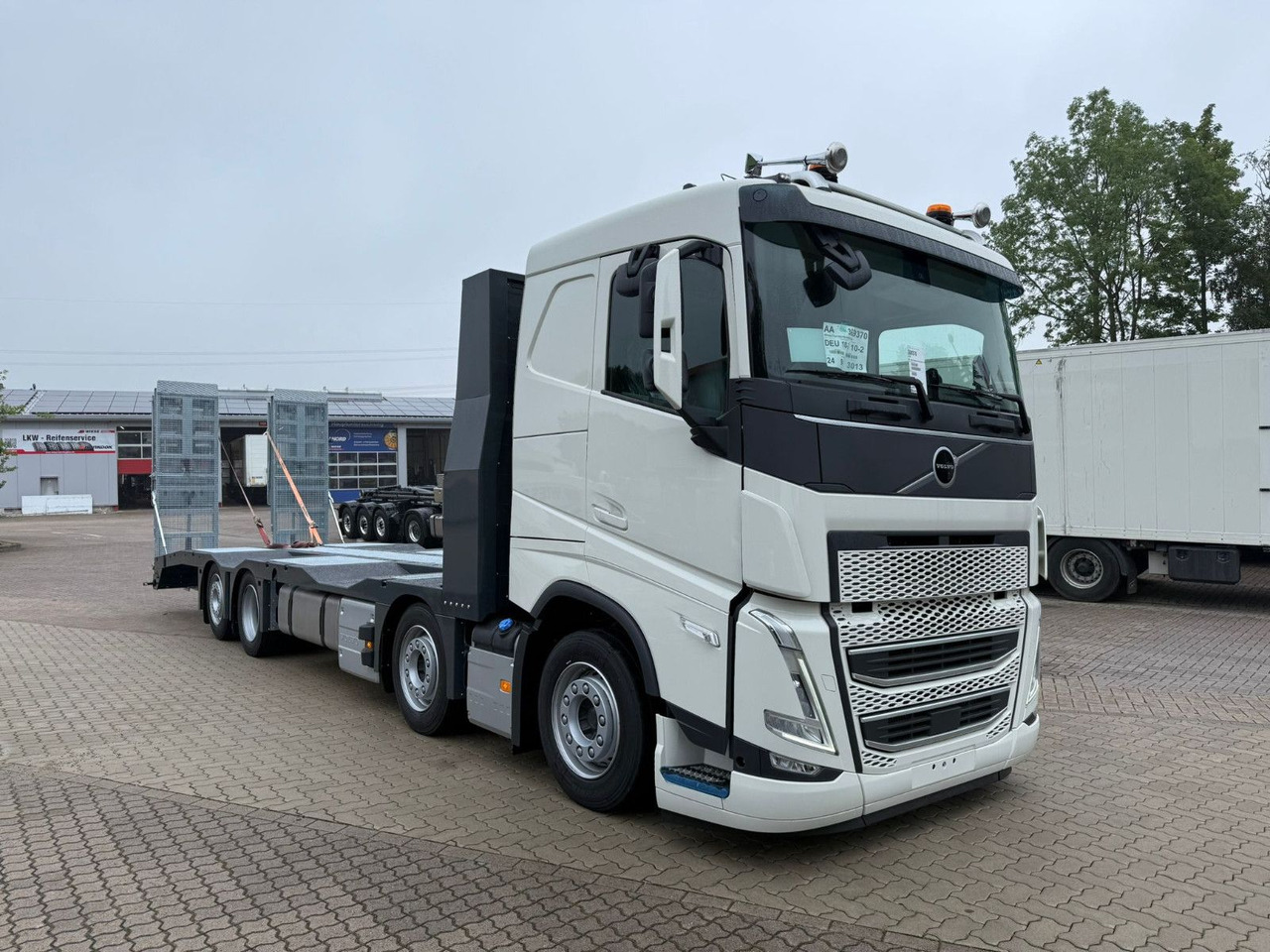 Volvo Arbeitsbühnen Baumaschinentransporter mit Rampen - Transporter lastebil: bilde 2 Volvo Arbeitsbühnen Baumaschinentransporter mit Rampen - Transporter lastebil: bilde 2