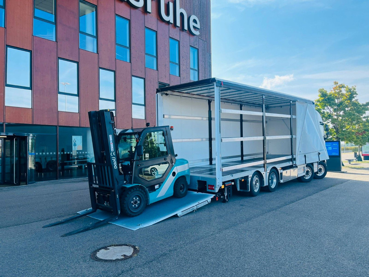 Volvo FH 500 Gabelstaplertransporter LBW Dhollandia 9t - Kapellbil: bilde 1 Volvo FH 500 Gabelstaplertransporter LBW Dhollandia 9t - Kapellbil: bilde 1