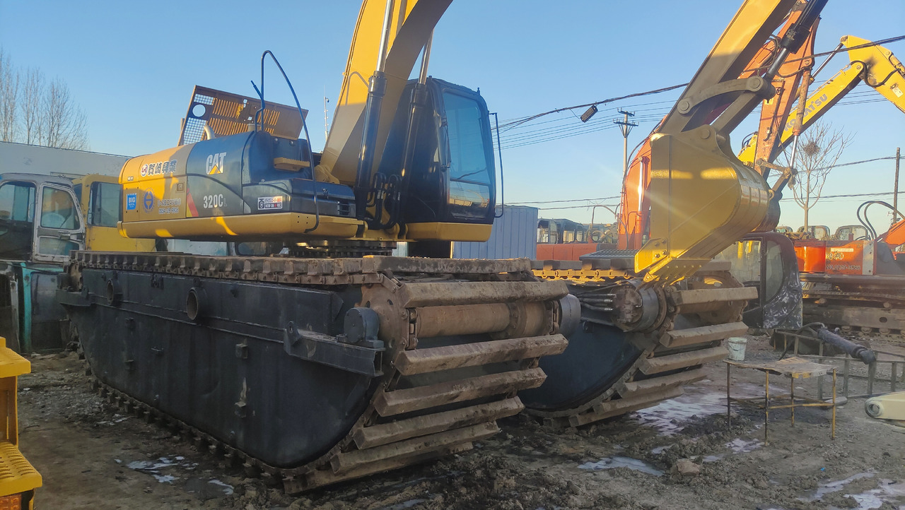 CATERPILLAR 320C - Amfibisk gravemaskin: bilde 1 CATERPILLAR 320C - Amfibisk gravemaskin: bilde 1