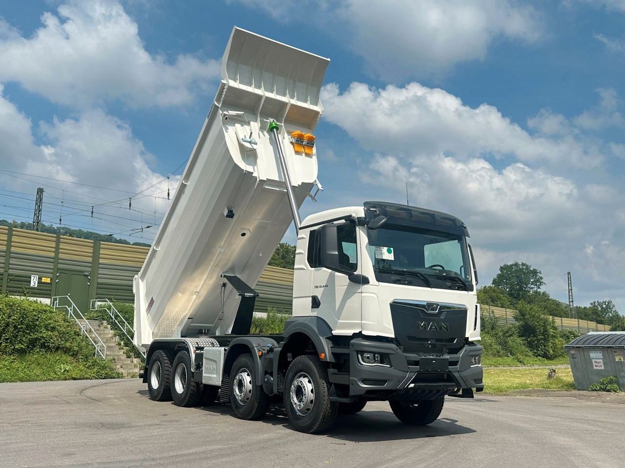 MAN TGS 41.440 8x4 EuromixMTP Mulden-Kipper MAN TGS 41.440 8x4 EuromixMTP Mulden-Kipper - Tippbil: bilde 1 MAN TGS 41.440 8x4 EuromixMTP Mulden-Kipper MAN TGS 41.440 8x4 EuromixMTP Mulden-Kipper - Tippbil: bilde 1