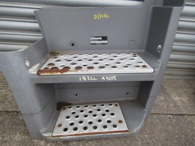 MERCEDES AXOR PASSENGER SIDE CAB STEP - Førerhus og interiør for Lastebil: bilde 2 MERCEDES AXOR PASSENGER SIDE CAB STEP - Førerhus og interiør for Lastebil: bilde 2