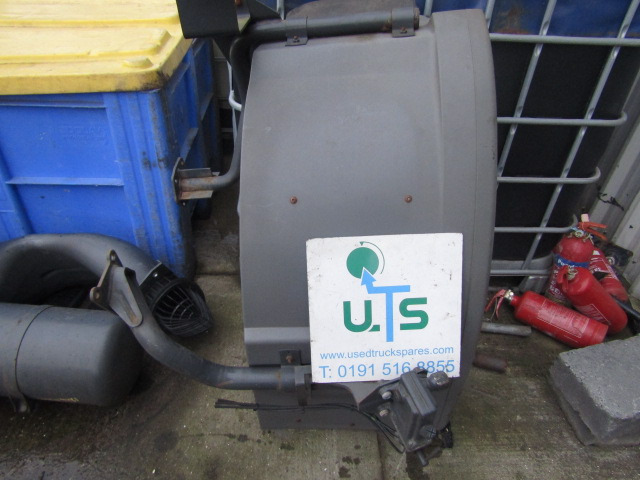 MERCEDES AXOR REAR CAB MUDGUARD & STAYS PASSENGER SIDE COMPLETE - Karosseri og eksteriør for Lastebil: bilde 1 MERCEDES AXOR REAR CAB MUDGUARD & STAYS PASSENGER SIDE COMPLETE - Karosseri og eksteriør for Lastebil: bilde 1