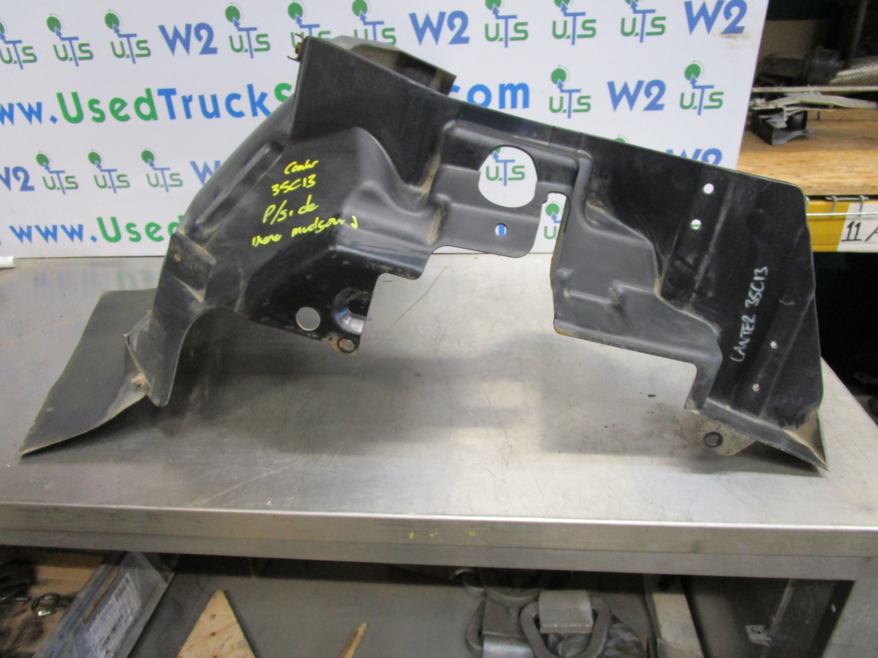 MITSUBISHI CANTER 35C INNER P/S MUDGUARD - Førerhus og interiør for Lastebil: bilde 1 MITSUBISHI CANTER 35C INNER P/S MUDGUARD - Førerhus og interiør for Lastebil: bilde 1