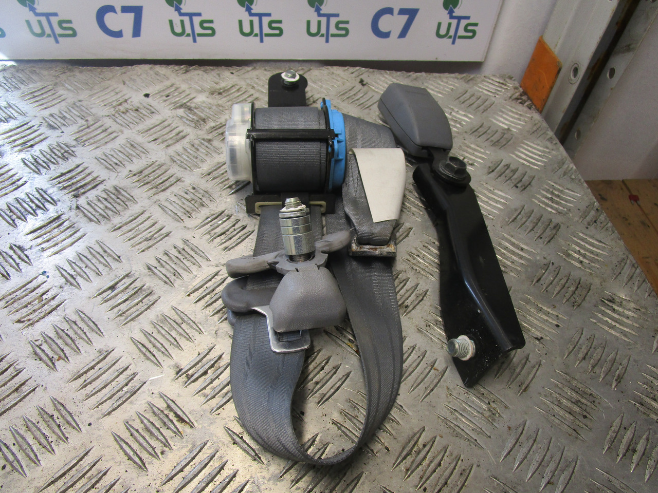 MITSUBISHI FUSO PASSENGER SIDE SEATBELT - Førerhus og interiør for Lastebil: bilde 1 MITSUBISHI FUSO PASSENGER SIDE SEATBELT - Førerhus og interiør for Lastebil: bilde 1