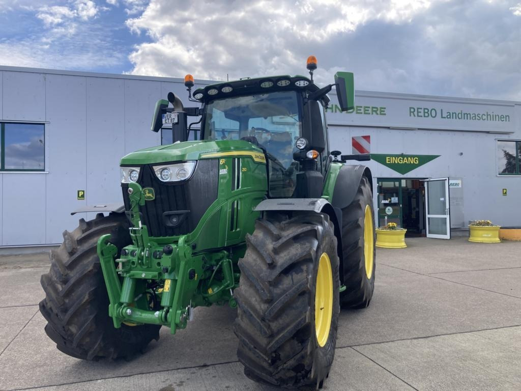 John Deere 6R250 - Traktor: bilde 1 John Deere 6R250 - Traktor: bilde 1