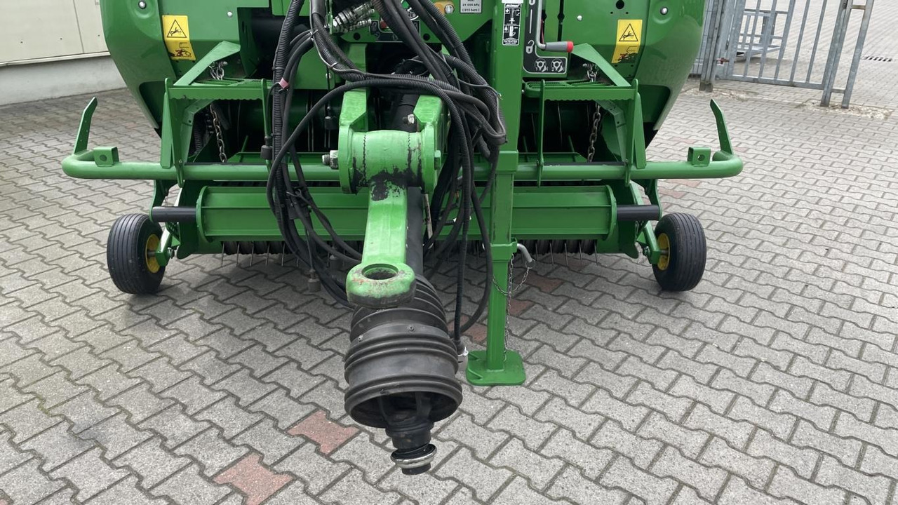 John Deere RUNDBALLENPRESSE F441R - Rundballepakker: bilde 3 John Deere RUNDBALLENPRESSE F441R - Rundballepakker: bilde 3