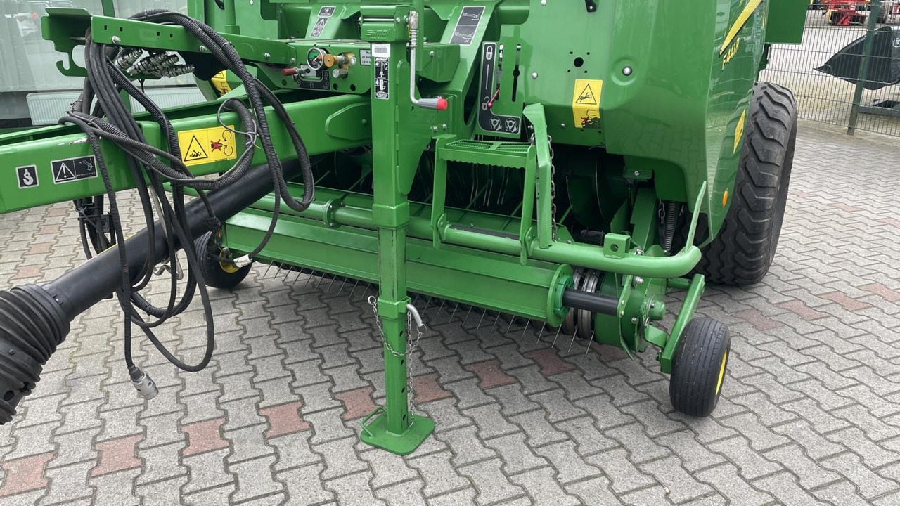 John Deere RUNDBALLENPRESSE F441R - Rundballepakker: bilde 2 John Deere RUNDBALLENPRESSE F441R - Rundballepakker: bilde 2