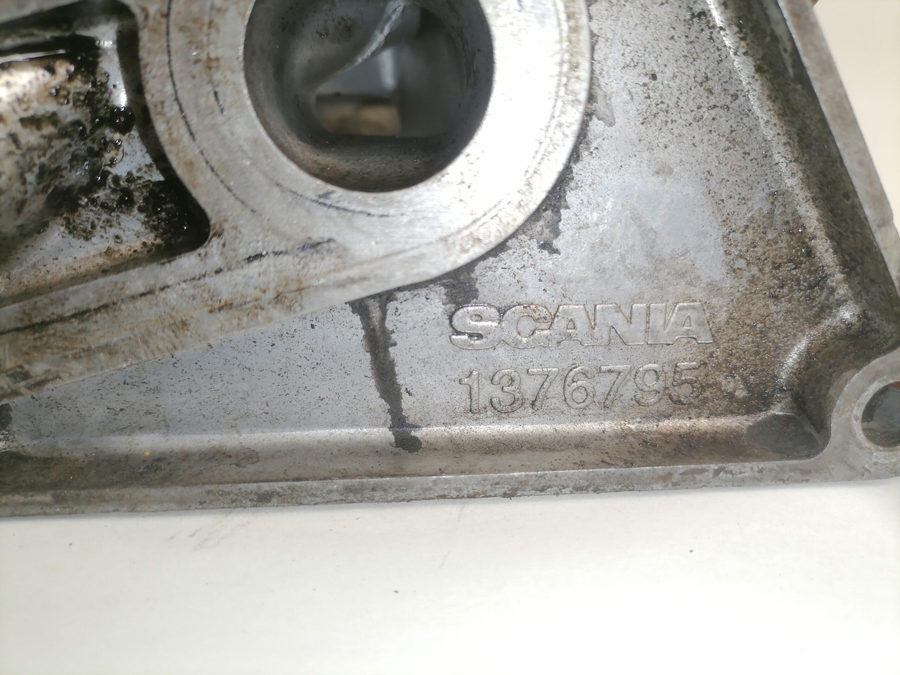 Scania Oil filter housing 1376795 - Motor og deler for Lastebil: bilde 5 Scania Oil filter housing 1376795 - Motor og deler for Lastebil: bilde 5