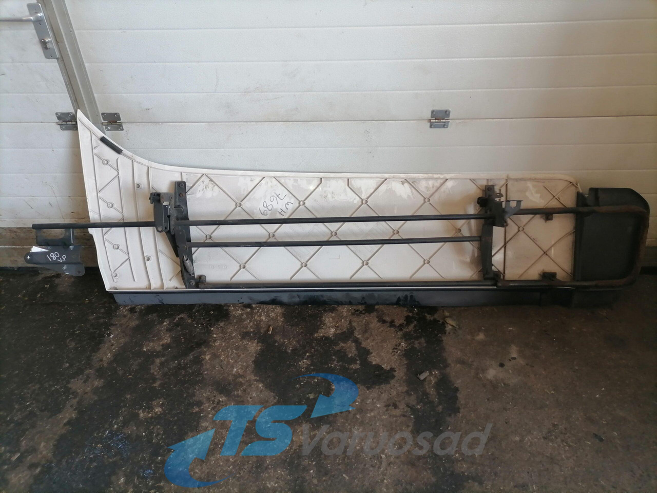 Scania Scania kabiini tuulesuunaja, vasak külg 1534039 - Aerodynamikk/ Spoiler for Lastebil: bilde 2 Scania Scania kabiini tuulesuunaja, vasak külg 1534039 - Aerodynamikk/ Spoiler for Lastebil: bilde 2