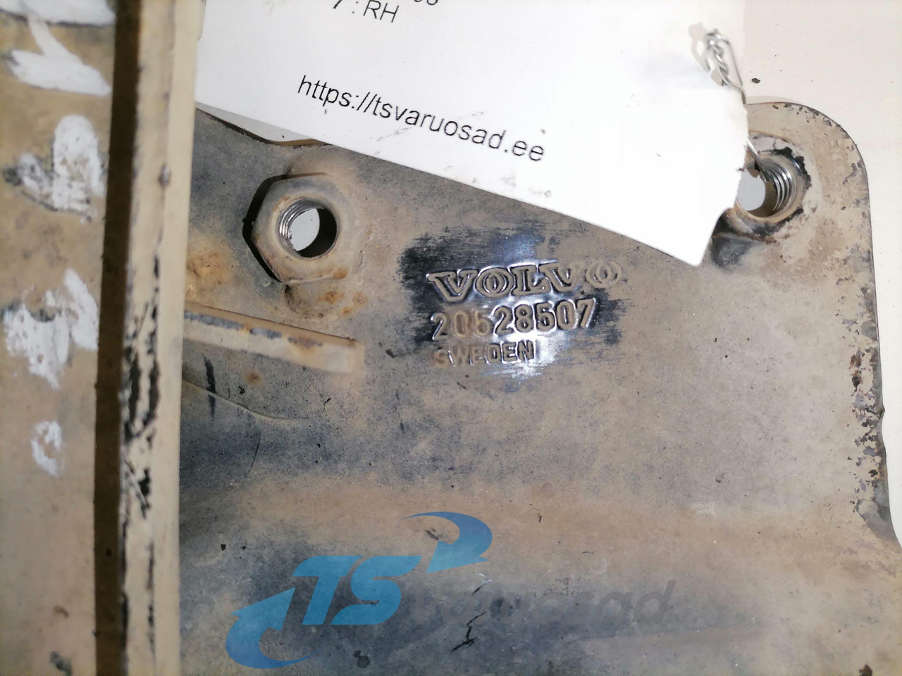 Volvo lower grille carrier hinge 20528507 - Grill for Lastebil: bilde 2 Volvo lower grille carrier hinge 20528507 - Grill for Lastebil: bilde 2