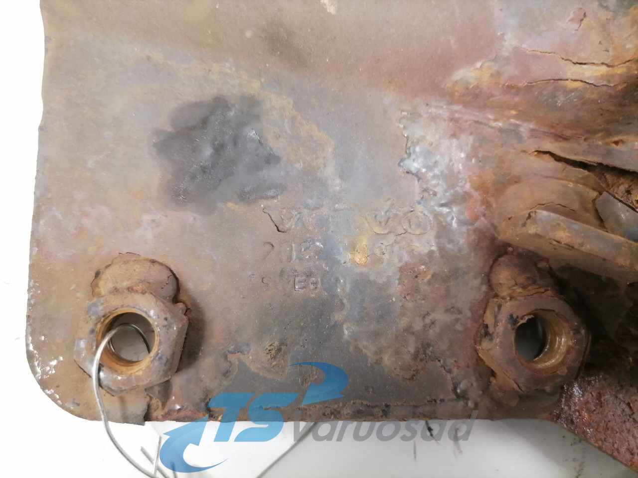 Volvo lower grille carrier hinge 20545095 - Grill for Lastebil: bilde 2 Volvo lower grille carrier hinge 20545095 - Grill for Lastebil: bilde 2