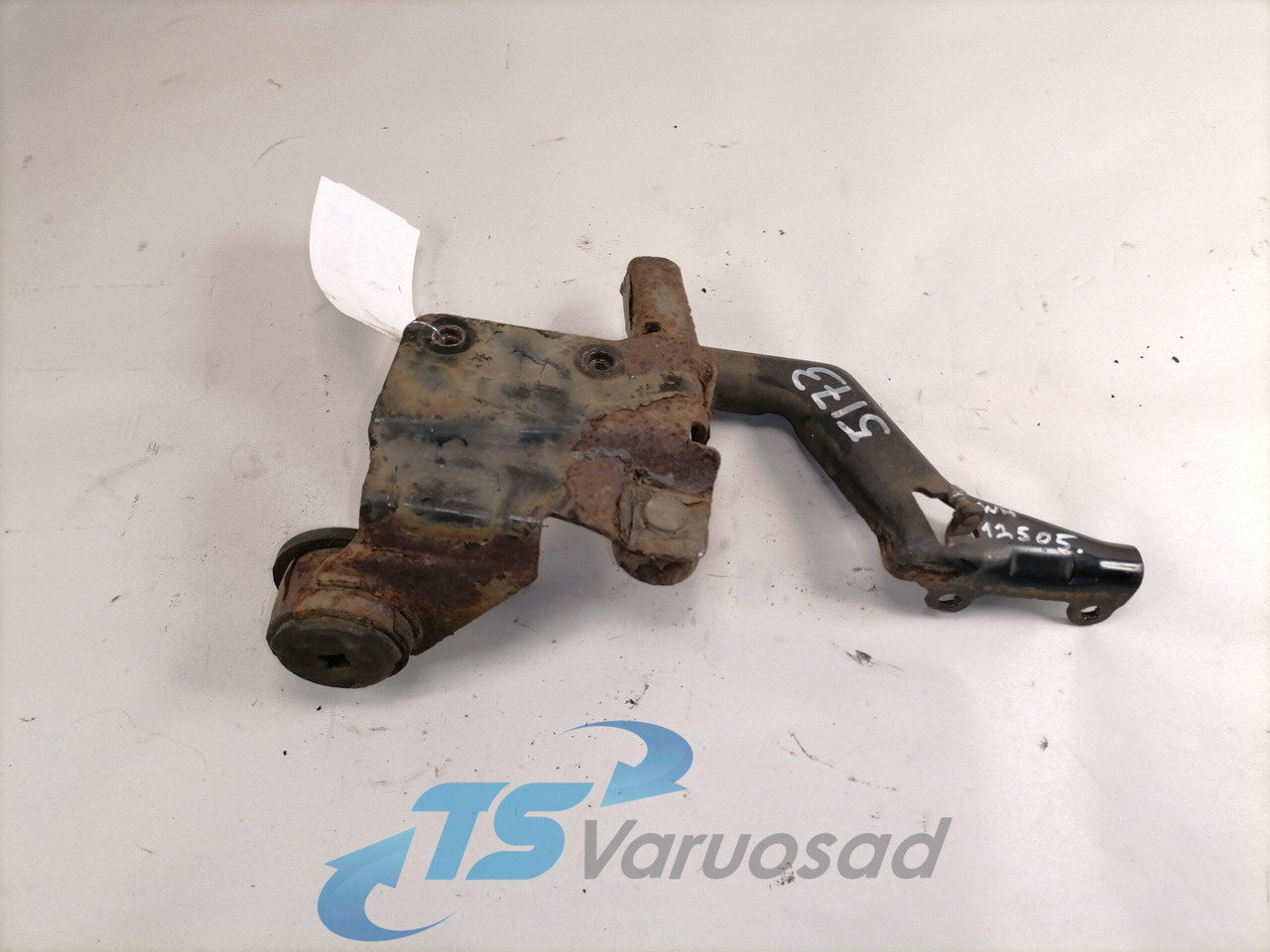 Volvo lower grille carrier hinge 20545095 - Grill for Lastebil: bilde 2 Volvo lower grille carrier hinge 20545095 - Grill for Lastebil: bilde 2