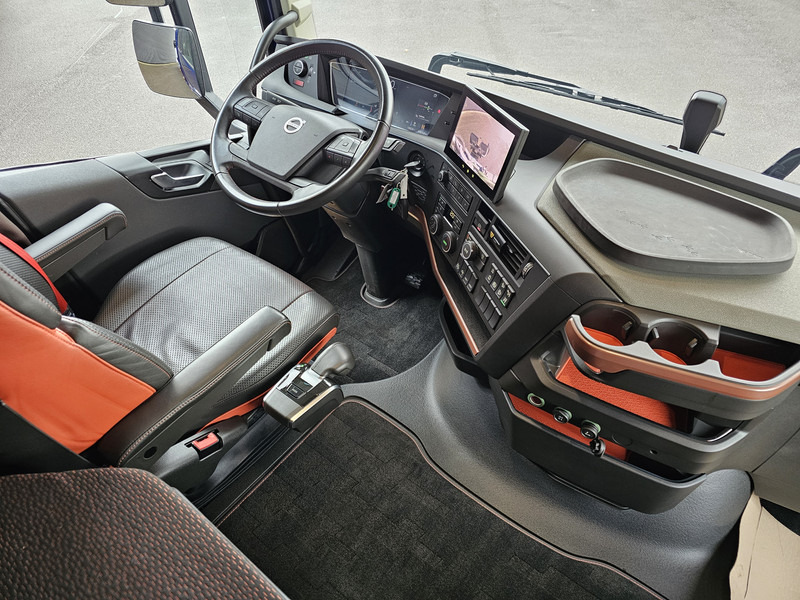 Interior photo 1: Kranbil Volvo FH 16.550 / ERKIN 172TM CRANE / JIB / WINCH