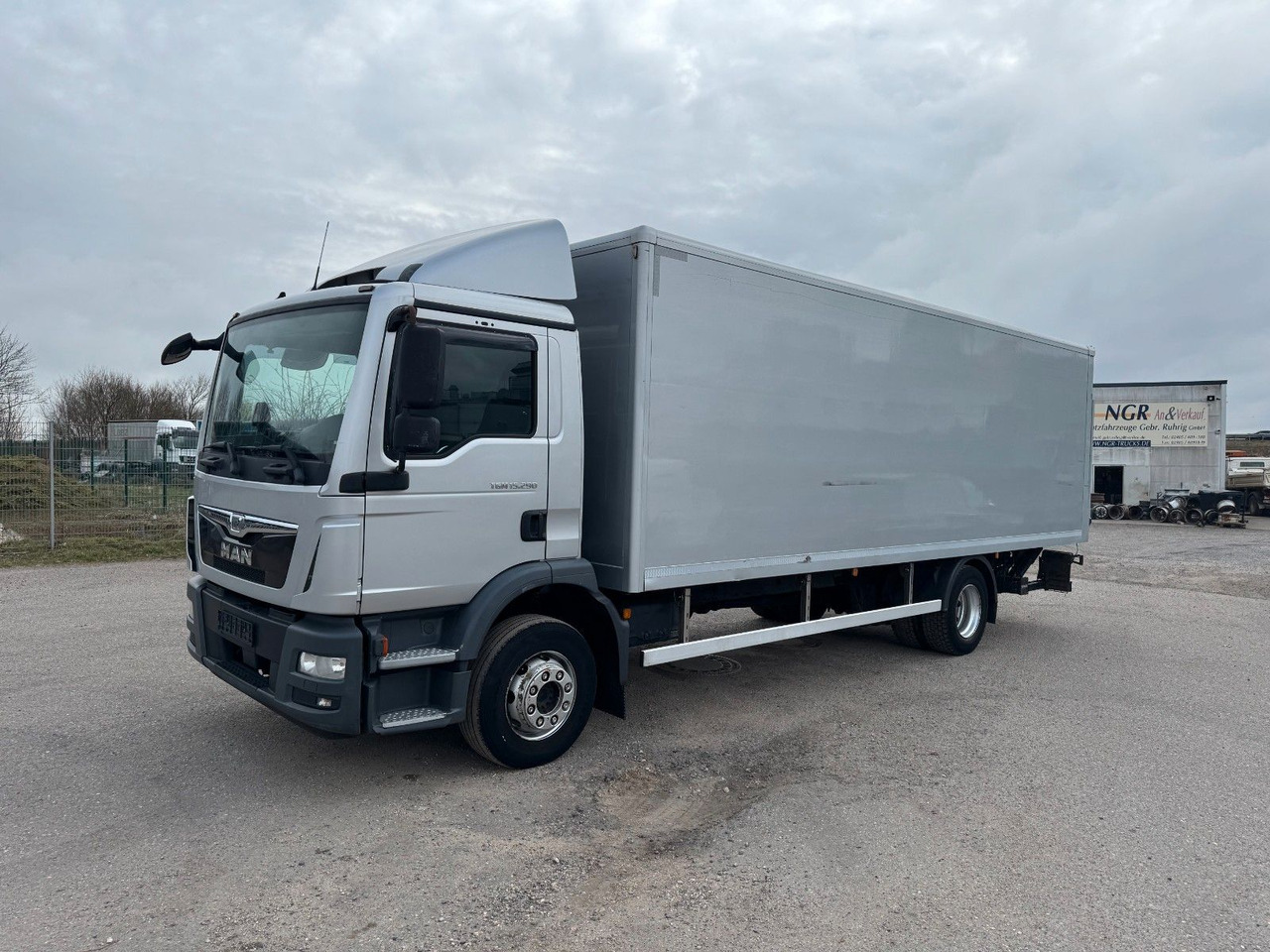 MAN 15.290 4X2 Koffer mit Hebebühne AHK - Skapbil: bilde 1 MAN 15.290 4X2 Koffer mit Hebebühne AHK - Skapbil: bilde 1