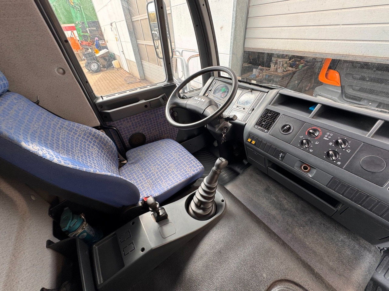 MAN 8.140 4X2 Pritsche Plane Original Km - Varebil med kapell: bilde 3 MAN 8.140 4X2 Pritsche Plane Original Km - Varebil med kapell: bilde 3