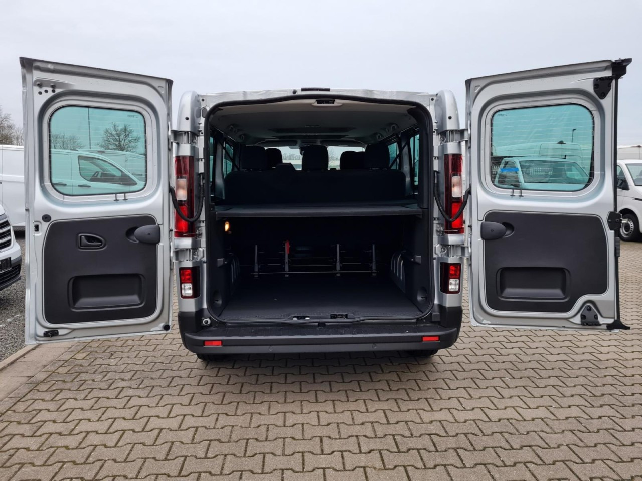 Leie  Renault Trafic Kombi 9-Sitze L2 Grand Equilibre KLIMA TEMPOMAT Renault Trafic Kombi 9-Sitze L2 Grand Equilibre KLIMA TEMPOMAT: bilde 6