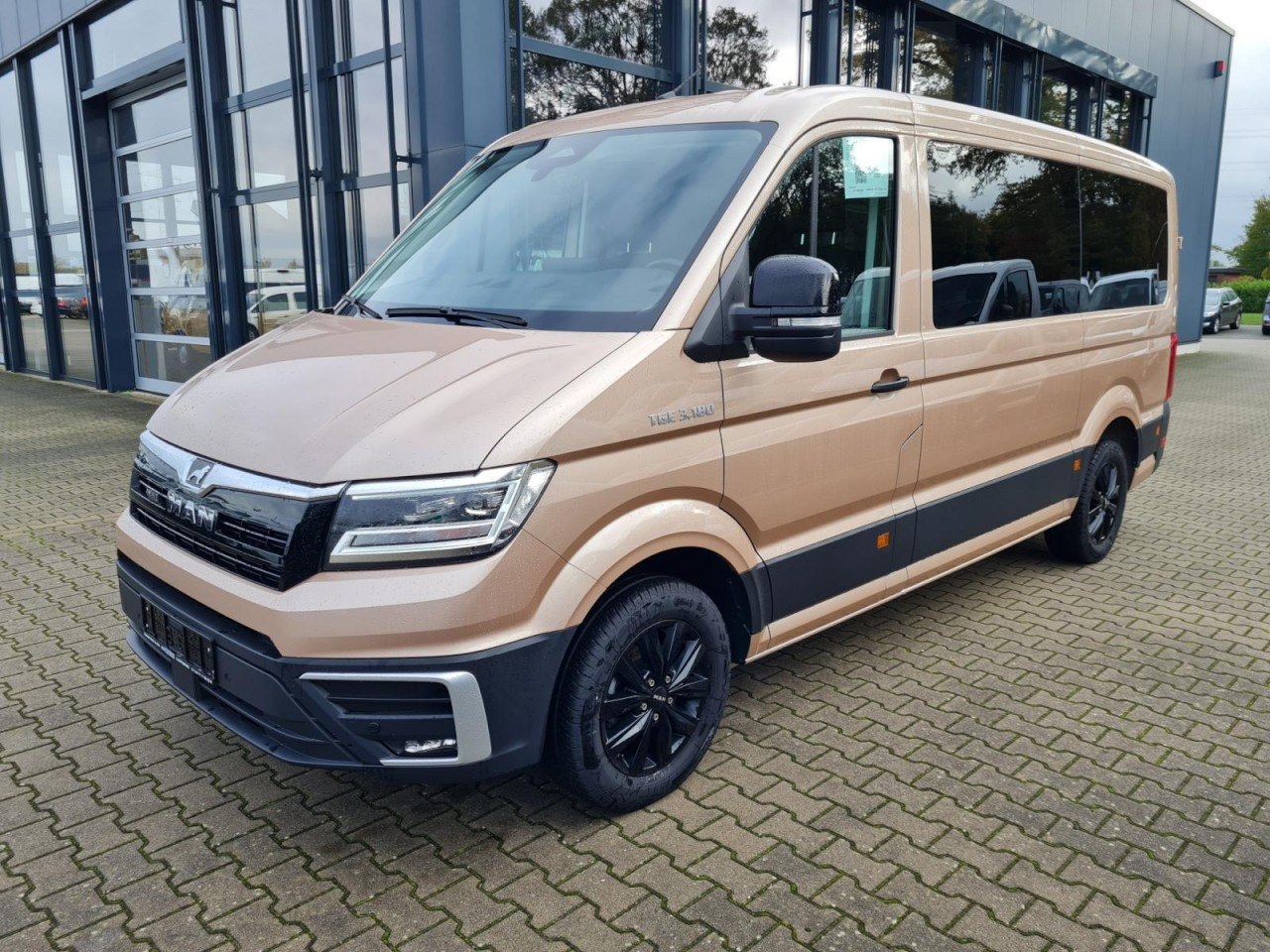 Volkswagen Crafter 35 / TGE 3.180 Kombi 9 Sitze LEDER Sonderumbau - Minibuss, Persontransport: bilde 3 Volkswagen Crafter 35 / TGE 3.180 Kombi 9 Sitze LEDER Sonderumbau - Minibuss, Persontransport: bilde 3
