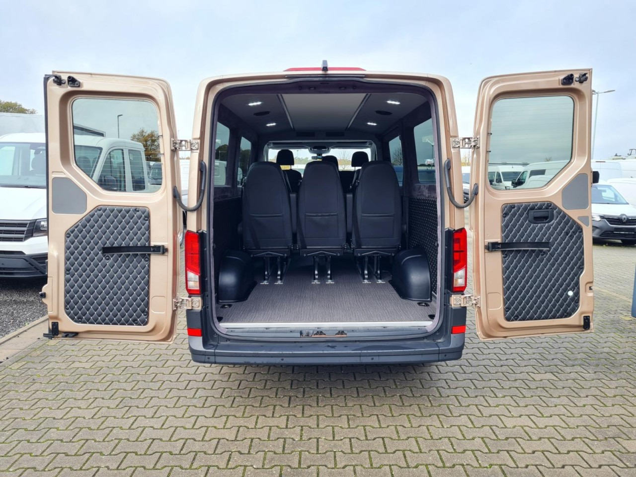 Volkswagen Crafter 35 / TGE 3.180 Kombi 9 Sitze LEDER Sonderumbau - Minibuss, Persontransport: bilde 5 Volkswagen Crafter 35 / TGE 3.180 Kombi 9 Sitze LEDER Sonderumbau - Minibuss, Persontransport: bilde 5