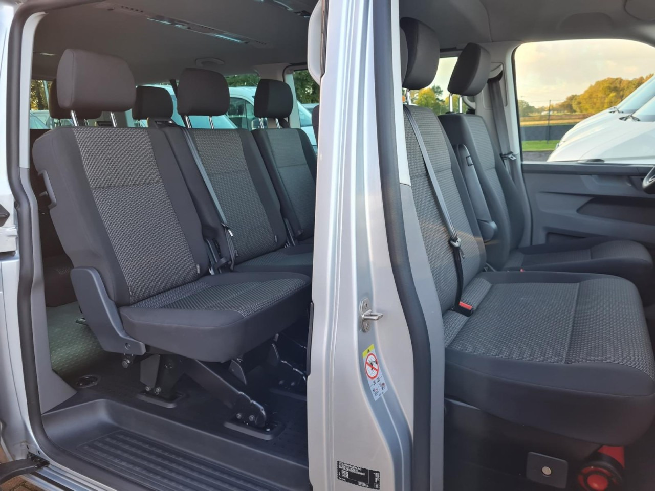 Volkswagen T6.1 Caravelle TDI lang 9 Sitzer 2 Schiebetüren Trendl. - Minibuss, Persontransport: bilde 4 Volkswagen T6.1 Caravelle TDI lang 9 Sitzer 2 Schiebetüren Trendl. - Minibuss, Persontransport: bilde 4