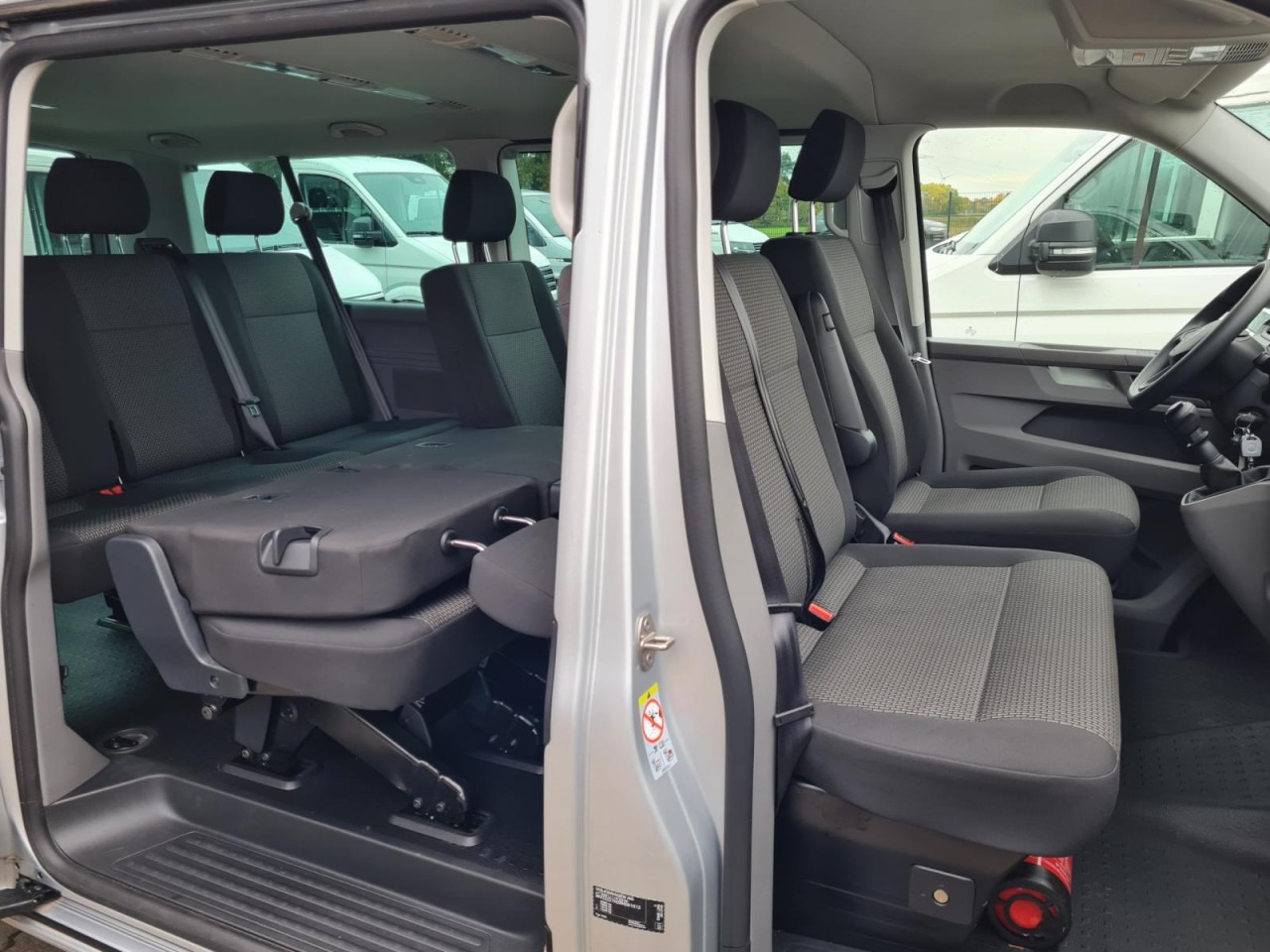 Volkswagen T6.1 Caravelle TDI lang 9 Sitzer 2 Schiebetüren Trendl. - Minibuss, Persontransport: bilde 4 Volkswagen T6.1 Caravelle TDI lang 9 Sitzer 2 Schiebetüren Trendl. - Minibuss, Persontransport: bilde 4