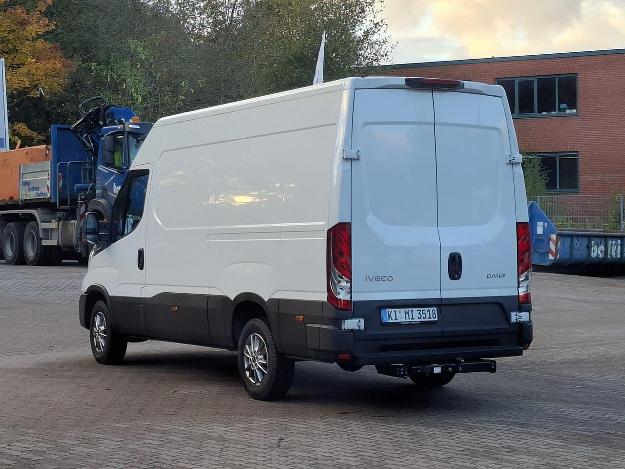 Iveco 35S18HA8V *AHK*RADIO*KAMERA*KLIMA* - Kassebil: bilde 3 Iveco 35S18HA8V *AHK*RADIO*KAMERA*KLIMA* - Kassebil: bilde 3