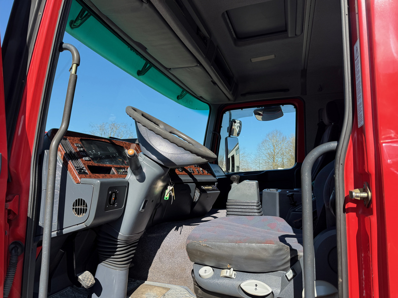 Interior photo 1: Lastebil Mercedes-Benz 2540 Actros MP1 Baumaschinentrnasporter