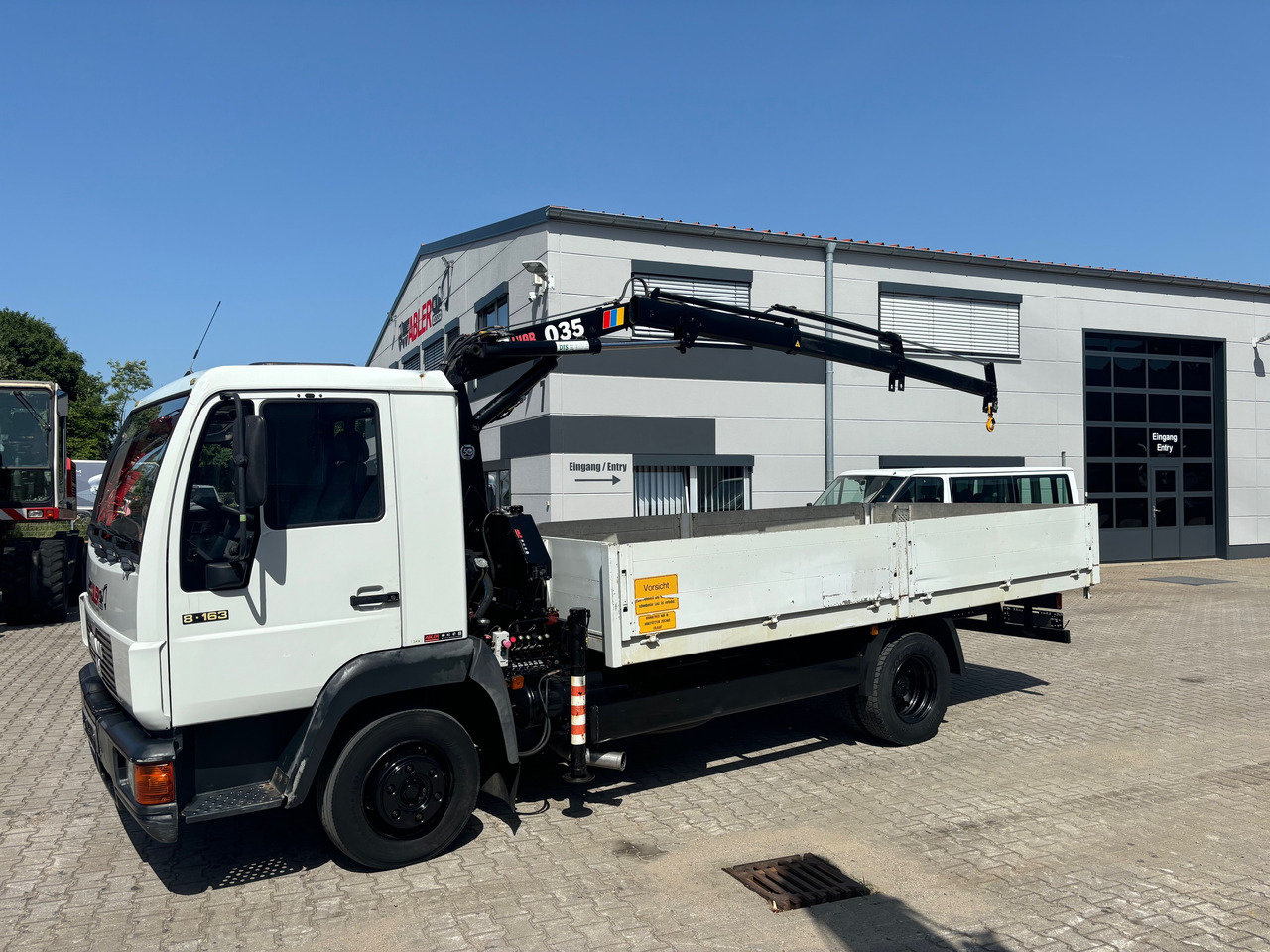 MAN 8.163 L2000 Pritsche+Kran Hiab 035 - Planbil, Kranbil: bilde 2 MAN 8.163 L2000 Pritsche+Kran Hiab 035 - Planbil, Kranbil: bilde 2