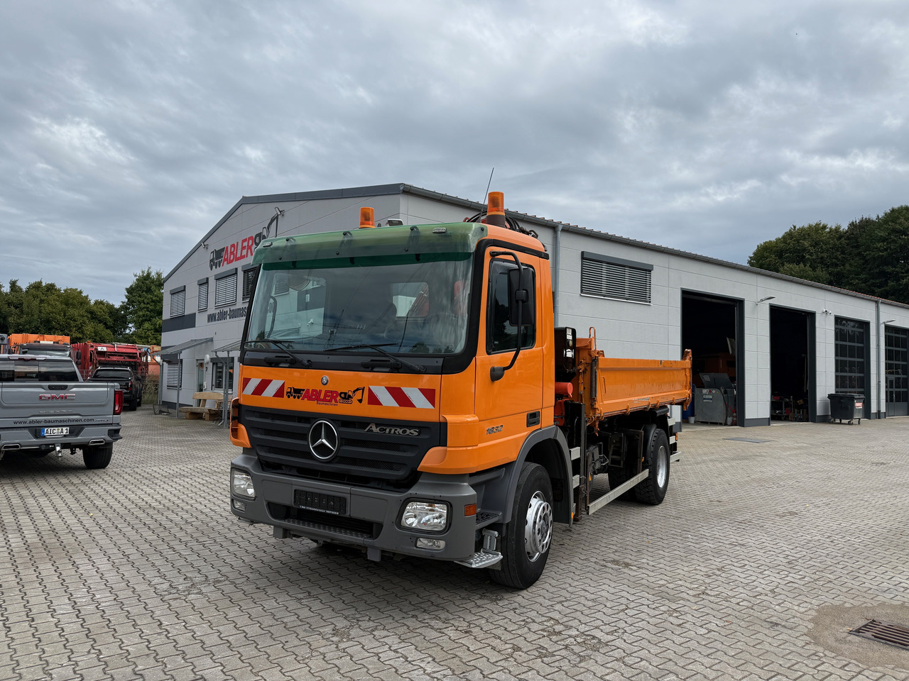 Mercedes-Benz 1832 Actros MP2 3-Seiten-Kipper mit Kran + Funk - Tippbil, Kranbil: bilde 2 Mercedes-Benz 1832 Actros MP2 3-Seiten-Kipper mit Kran + Funk - Tippbil, Kranbil: bilde 2