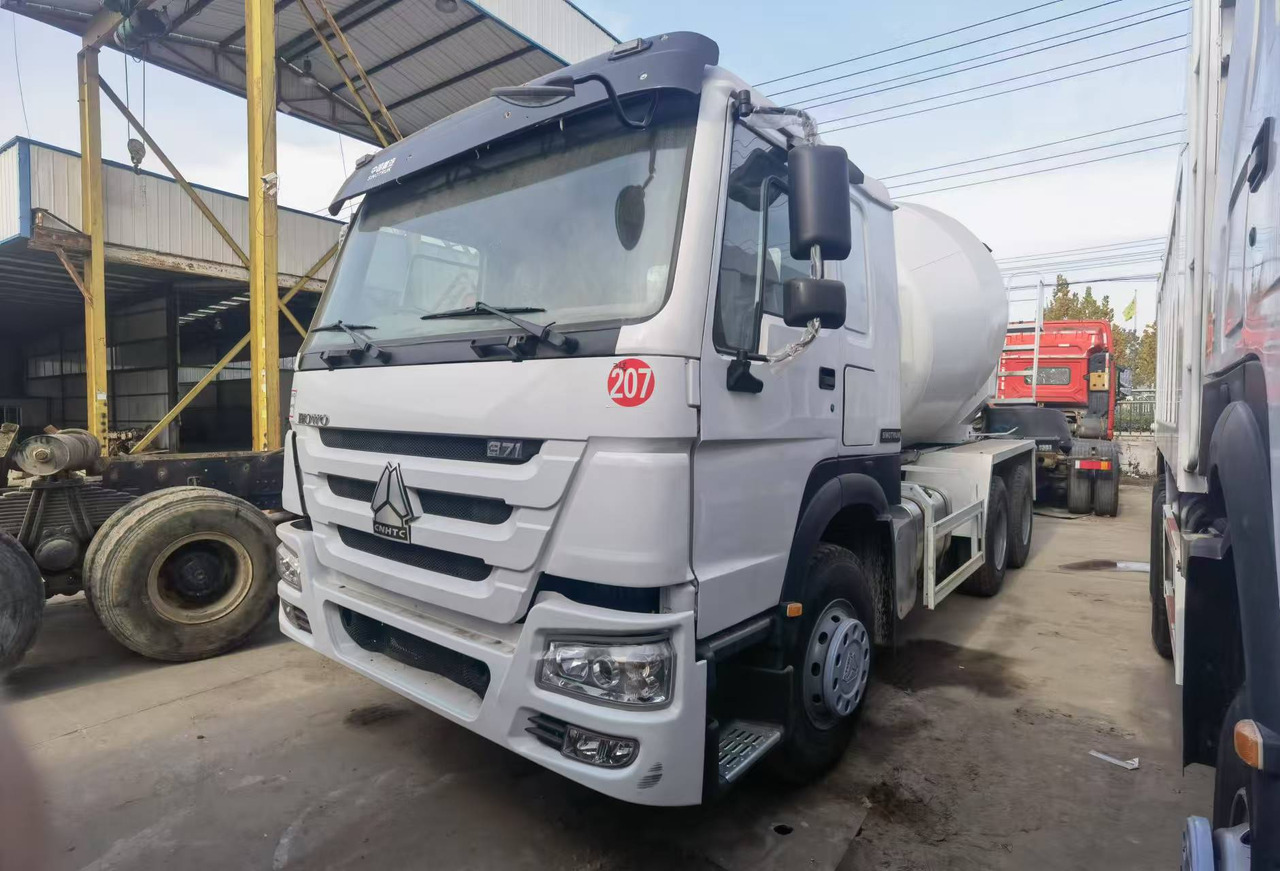 Sinotruk HOWO 371 Concrete mixer truck - Betongbil: bilde 2 Sinotruk HOWO 371 Concrete mixer truck - Betongbil: bilde 2