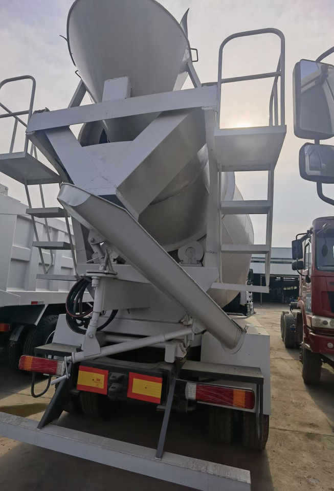 Sinotruk HOWO 371 Concrete mixer truck - Betongbil: bilde 4 Sinotruk HOWO 371 Concrete mixer truck - Betongbil: bilde 4