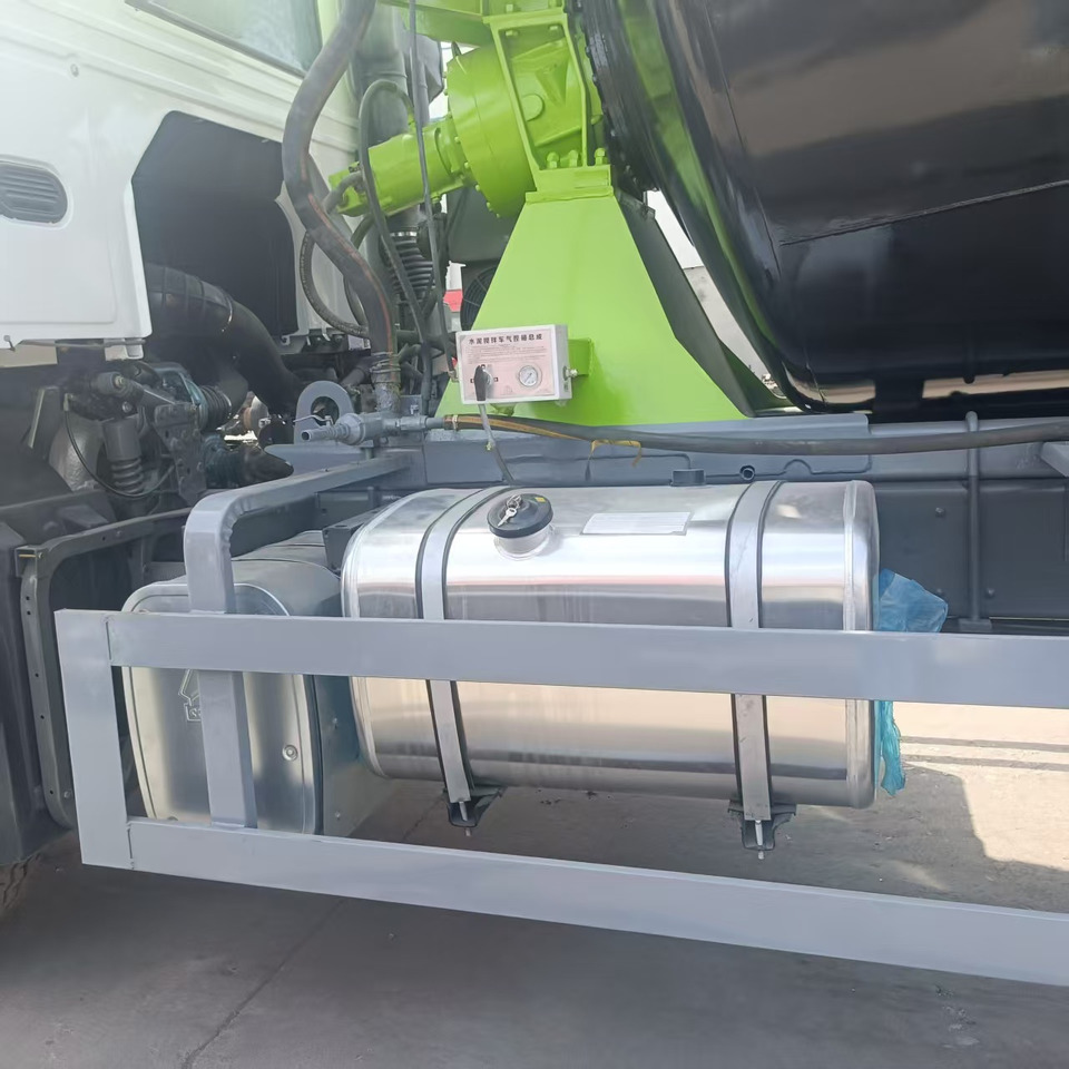 Sinotruk HOWO 6*4 Concrete mixer truck - Betongbil: bilde 4 Sinotruk HOWO 6*4 Concrete mixer truck - Betongbil: bilde 4