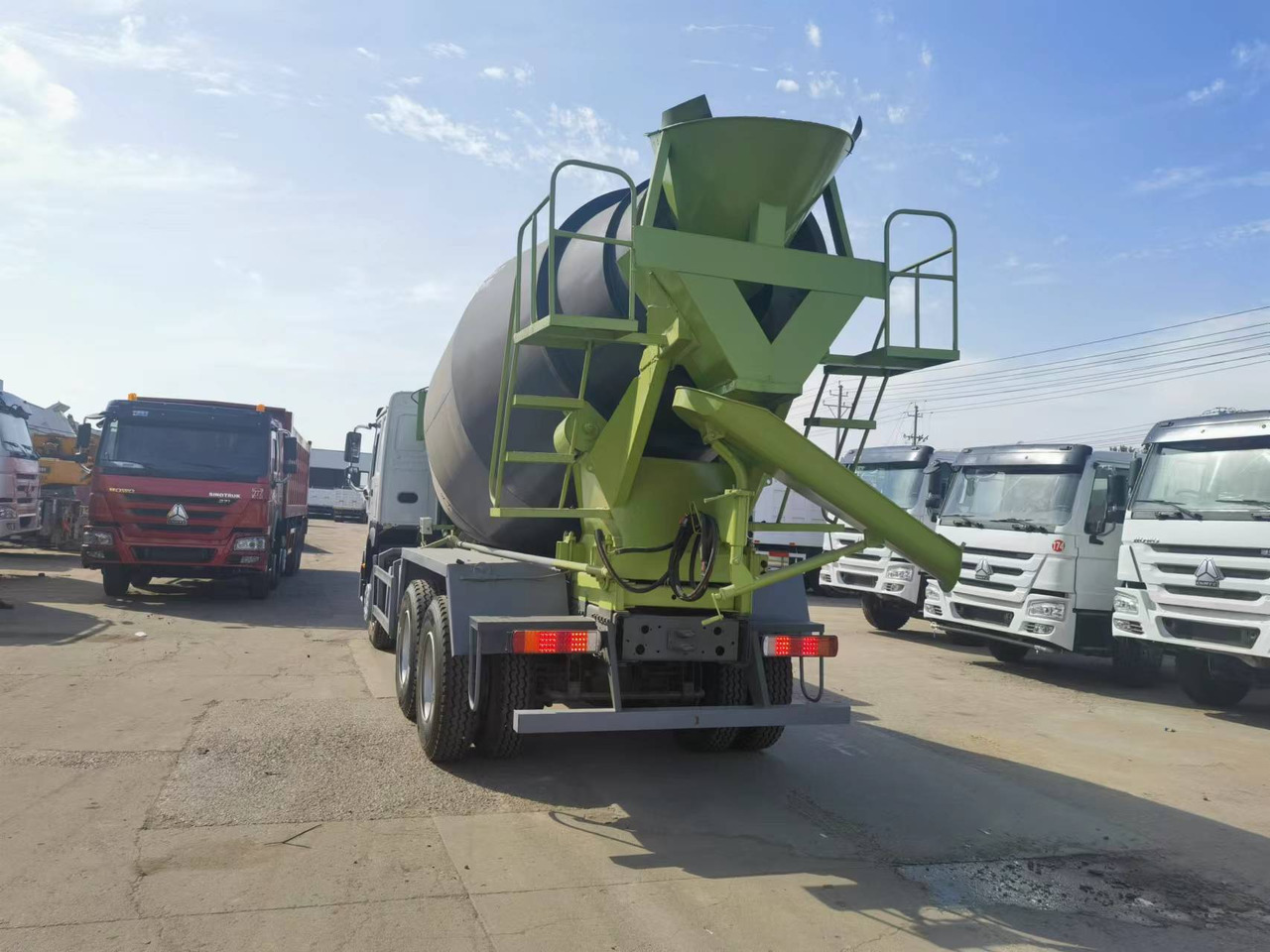 Sinotruk HOWO 6*4 Concrete mixer truck - Betongbil: bilde 2 Sinotruk HOWO 6*4 Concrete mixer truck - Betongbil: bilde 2