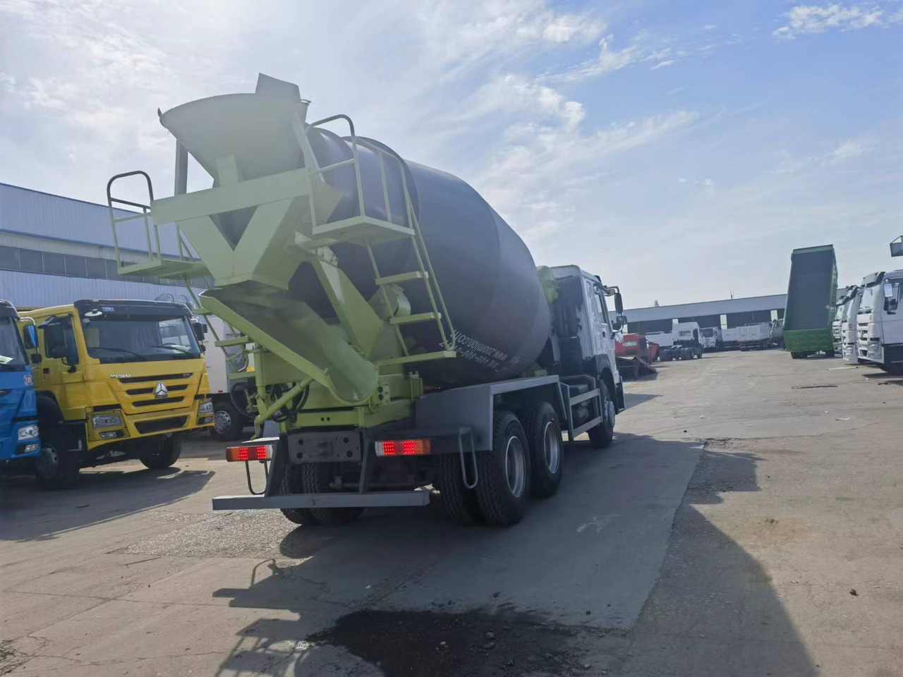 Sinotruk HOWO 6*4 Concrete mixer truck - Betongbil: bilde 3 Sinotruk HOWO 6*4 Concrete mixer truck - Betongbil: bilde 3