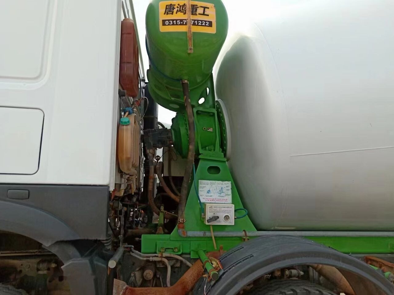 Sinotruk HOWO 8*4 Concrete mixer truck - Betongbil: bilde 4 Sinotruk HOWO 8*4 Concrete mixer truck - Betongbil: bilde 4