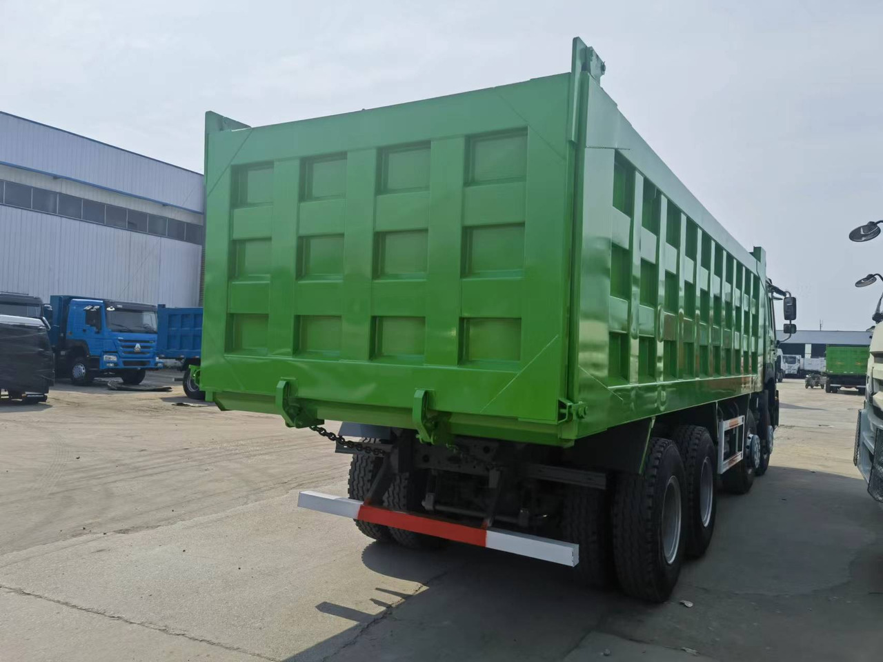 Sinotruk HOWO 8*4 Dump truck - Tippbil: bilde 3 Sinotruk HOWO 8*4 Dump truck - Tippbil: bilde 3