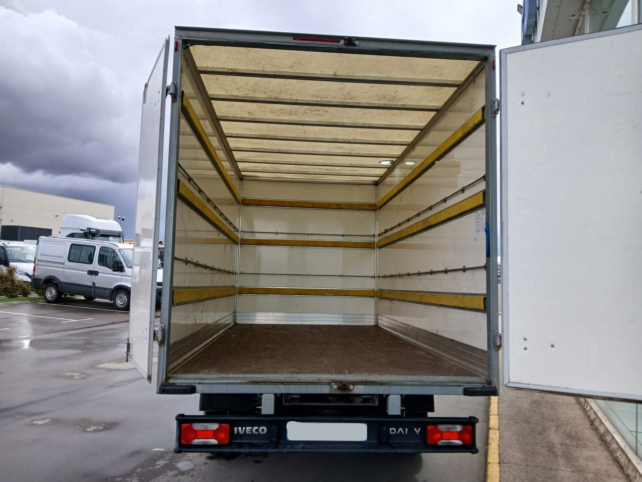Caja cerrada IVECO 35C16 20m3 - Varebil med skap: bilde 5 Caja cerrada IVECO 35C16 20m3 - Varebil med skap: bilde 5