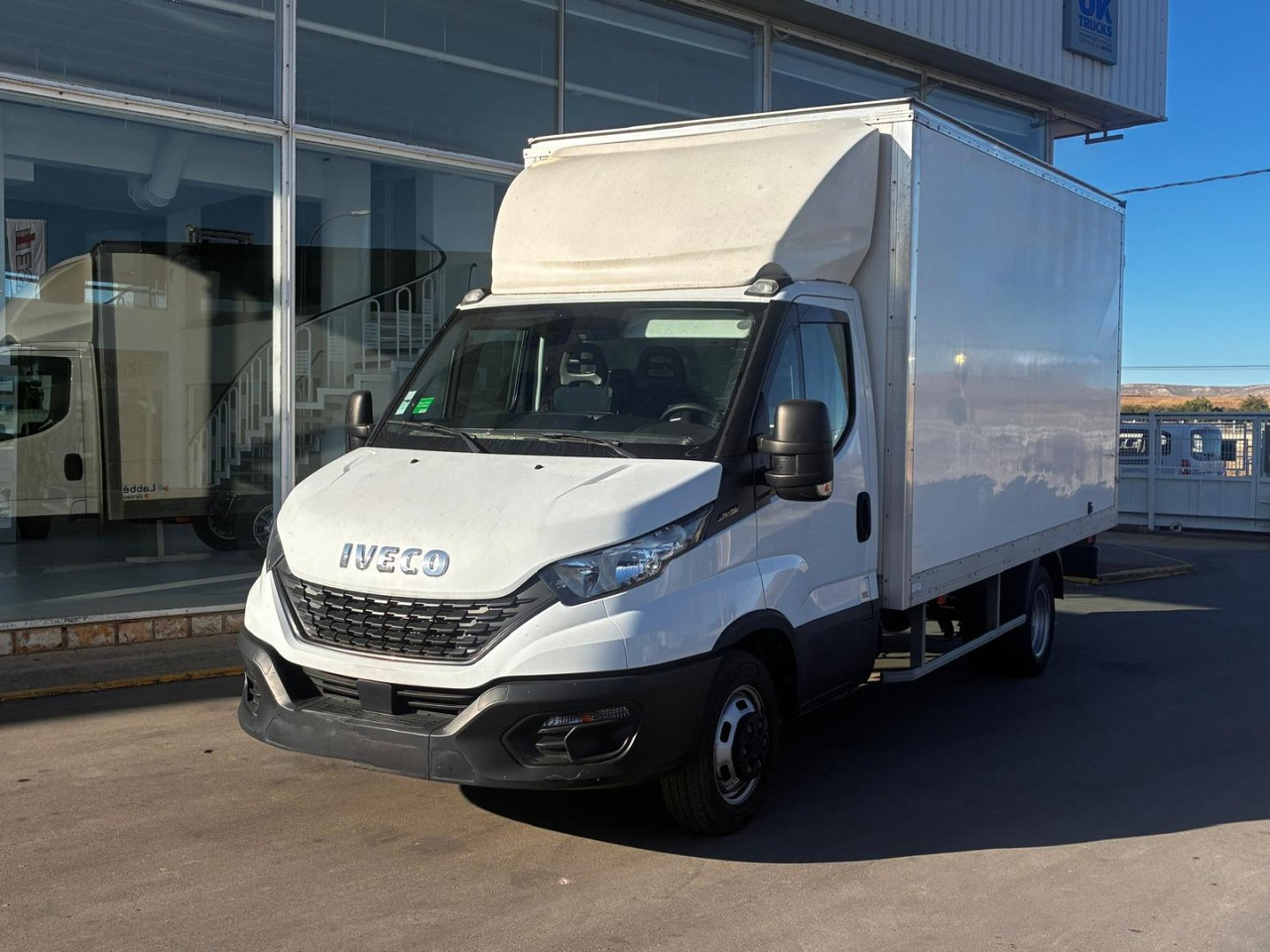 Caja cerrada IVECO 35C16 20m3 con puertas traseras - Varebil med skap: bilde 1 Caja cerrada IVECO 35C16 20m3 con puertas traseras - Varebil med skap: bilde 1