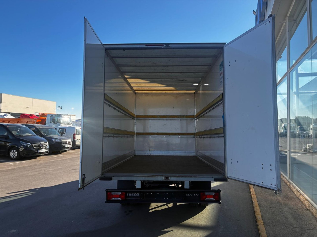Caja cerrada IVECO 35C16 20m3 con puertas traseras - Varebil med skap: bilde 5 Caja cerrada IVECO 35C16 20m3 con puertas traseras - Varebil med skap: bilde 5