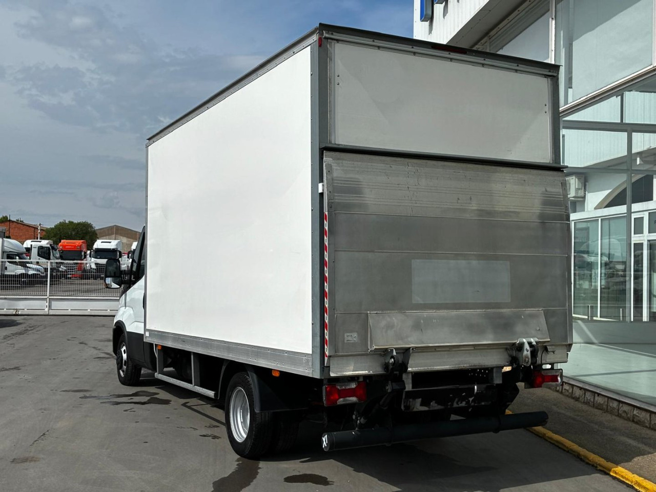 Caja cerrada IVECO 35C16 3.0 20m3 - Varebil med skap: bilde 4 Caja cerrada IVECO 35C16 3.0 20m3 - Varebil med skap: bilde 4