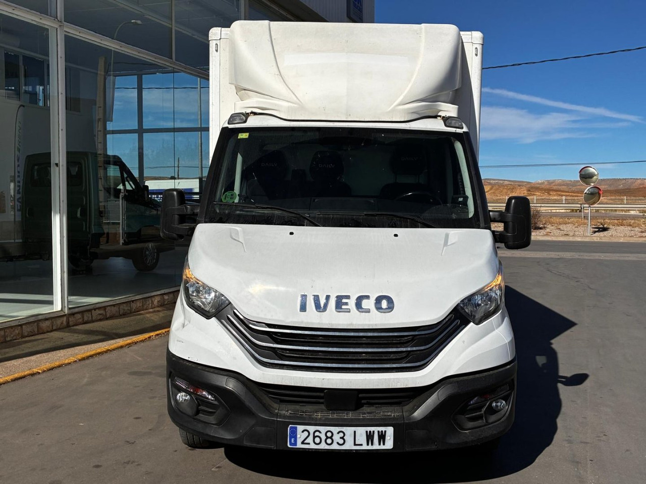 Caja cerrada con plataforma elevadora IVECO 35C14 20m3 con puerta lateral - Varebil med skap: bilde 2 Caja cerrada con plataforma elevadora IVECO 35C14 20m3 con puerta lateral - Varebil med skap: bilde 2