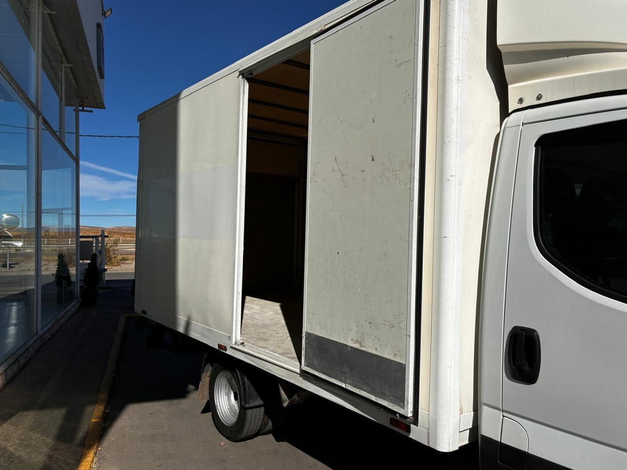 Caja cerrada con plataforma elevadora IVECO 35C14 20m3 con puerta lateral - Varebil med skap: bilde 5 Caja cerrada con plataforma elevadora IVECO 35C14 20m3 con puerta lateral - Varebil med skap: bilde 5