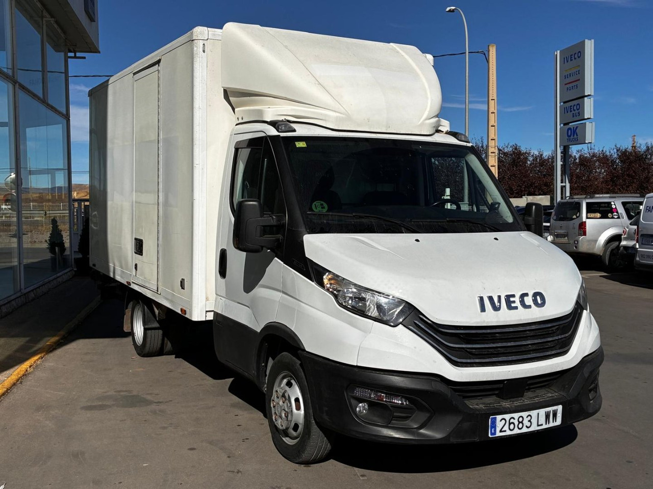 Caja cerrada con plataforma elevadora IVECO 35C14 20m3 con puerta lateral - Varebil med skap: bilde 3 Caja cerrada con plataforma elevadora IVECO 35C14 20m3 con puerta lateral - Varebil med skap: bilde 3