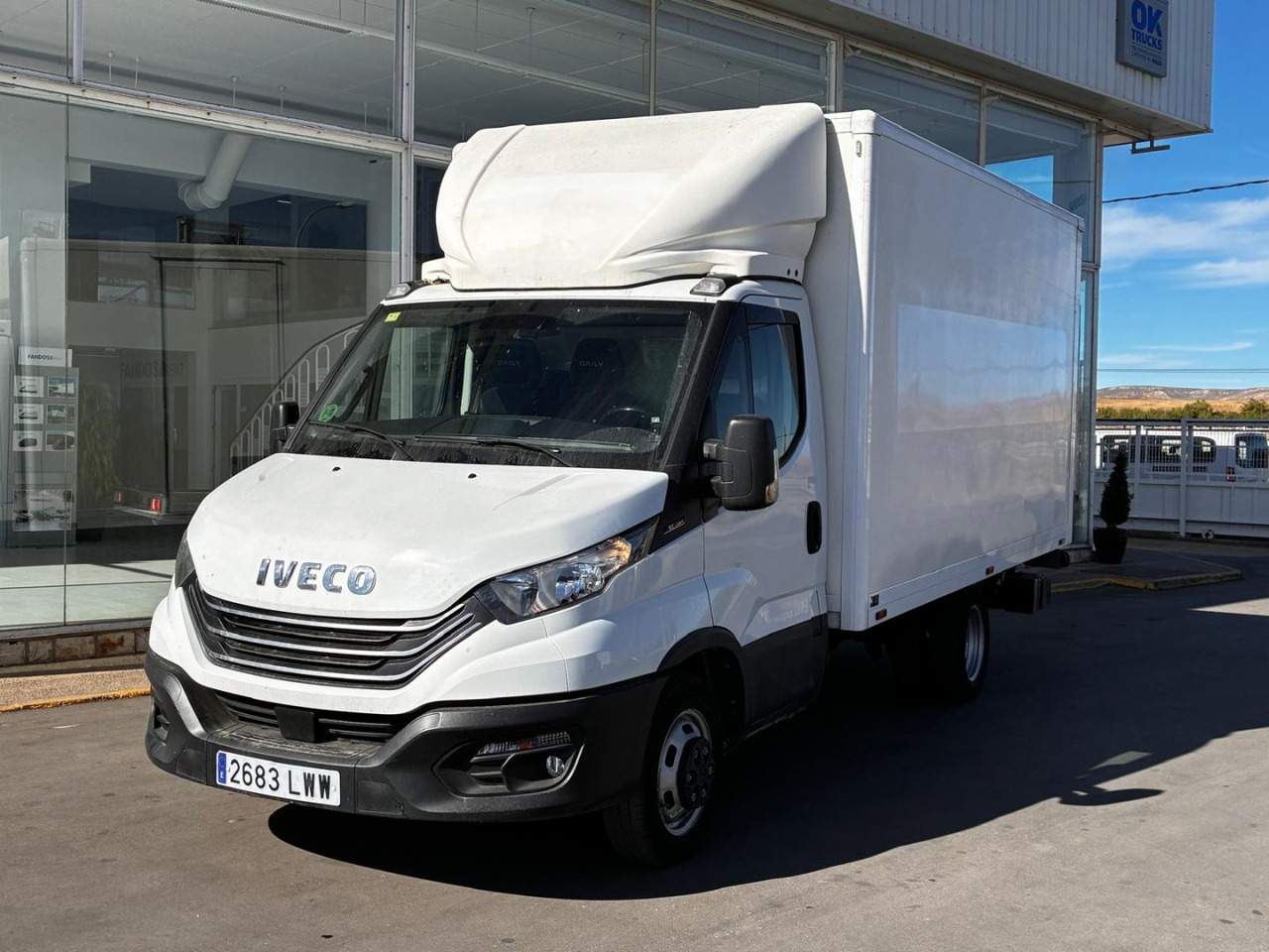 Caja cerrada con plataforma elevadora IVECO 35C14 20m3 con puerta lateral - Varebil med skap: bilde 1 Caja cerrada con plataforma elevadora IVECO 35C14 20m3 con puerta lateral - Varebil med skap: bilde 1