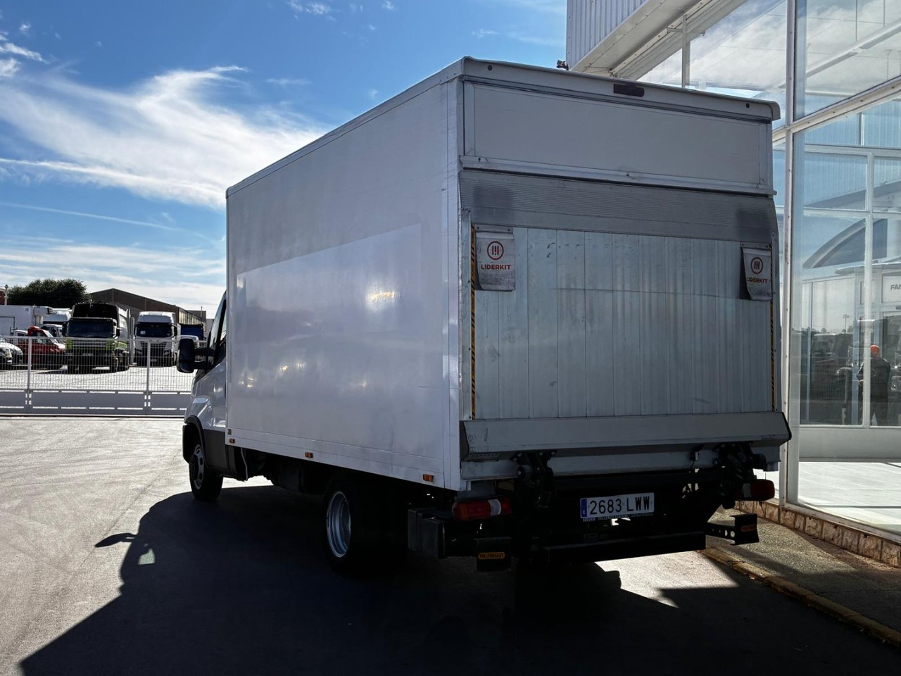 Caja cerrada con plataforma elevadora IVECO 35C14 20m3 con puerta lateral - Varebil med skap: bilde 4 Caja cerrada con plataforma elevadora IVECO 35C14 20m3 con puerta lateral - Varebil med skap: bilde 4