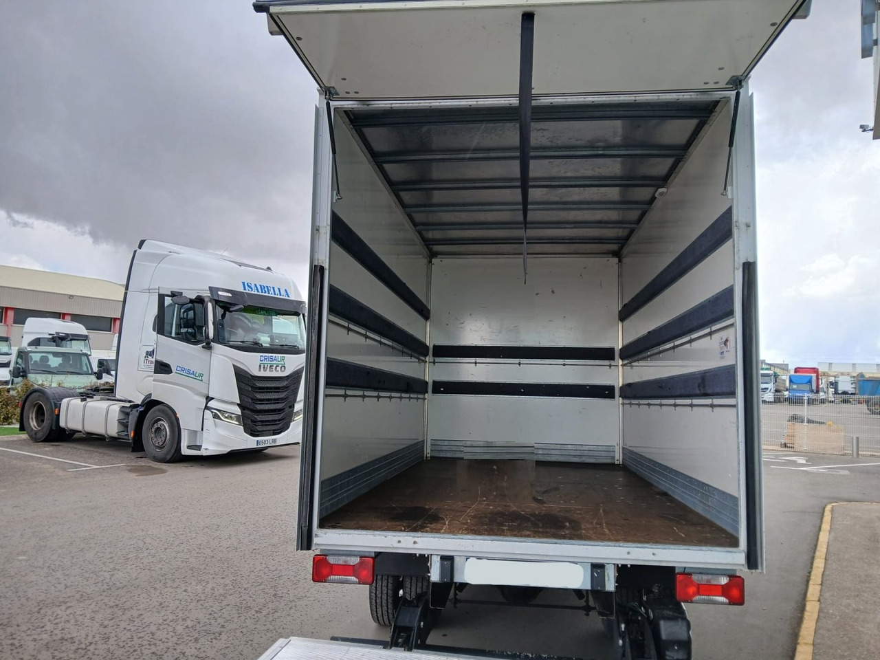 Caja cerrada con plataforma elevadora IVECO 35C16 20m3 Automática - Varebil med skap: bilde 5 Caja cerrada con plataforma elevadora IVECO 35C16 20m3 Automática - Varebil med skap: bilde 5