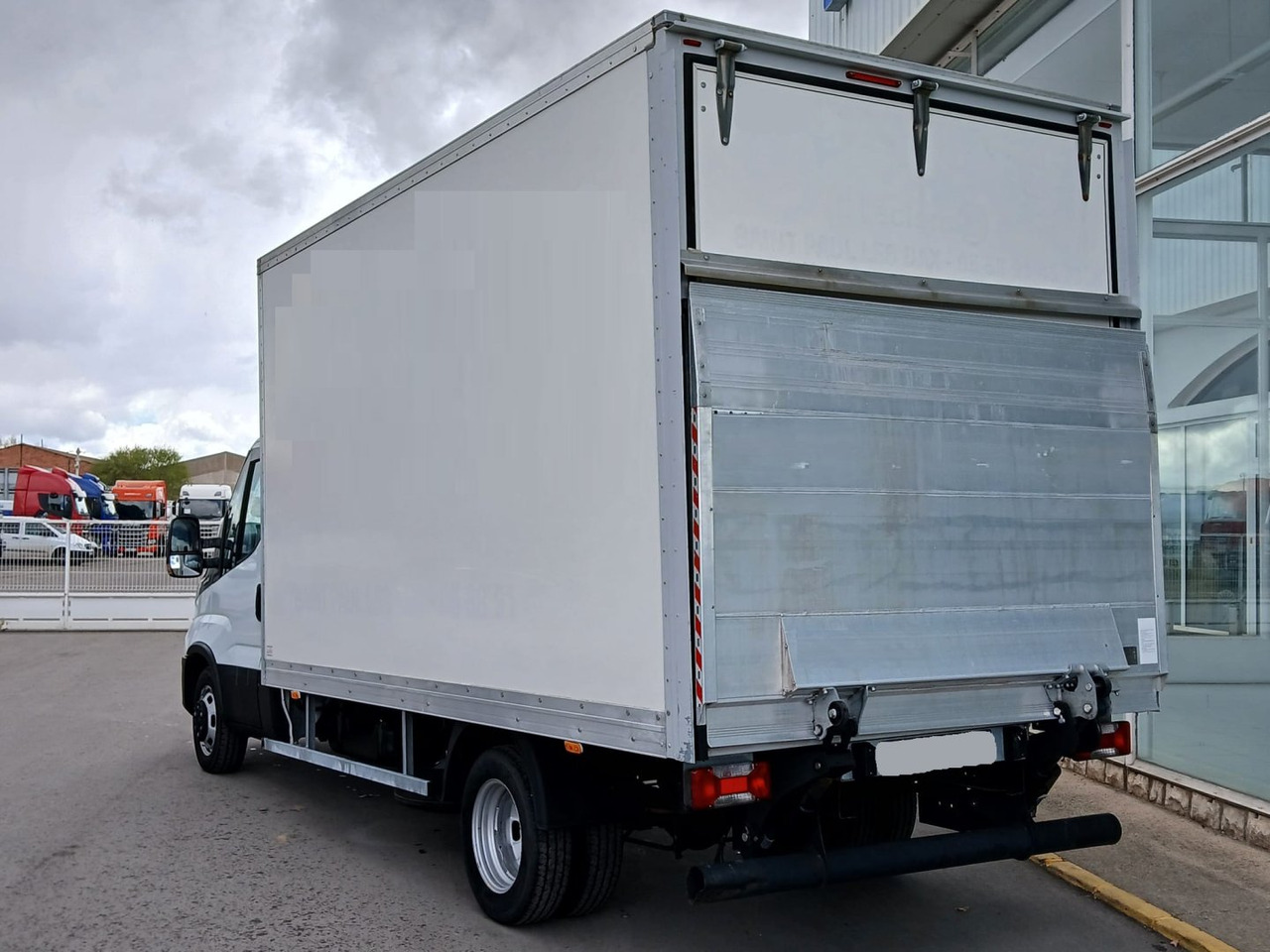 Caja cerrada con plataforma elevadora IVECO 35C16 20m3 Automática - Varebil med skap: bilde 4 Caja cerrada con plataforma elevadora IVECO 35C16 20m3 Automática - Varebil med skap: bilde 4
